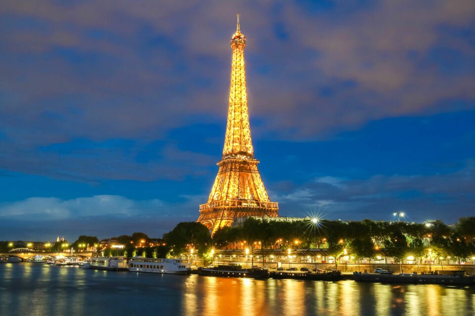Adobe Stock – Photo d’illustration - Paris ne s’éteint jamais : entre clubs électro, rooftops élégants, bars intimistes et happenings mode, chaque nuit devient une scène ouverte où l’art de vivre parisien se réinvente jusqu’à l’aube.