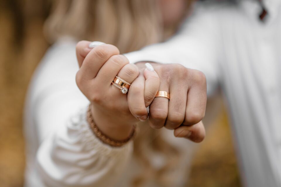 Adobe Stock -&nbsp;&nbsp;Le deuxième anniversaire de mariage, célébré par les noces de cuir, incarne une union jeune mais déjà résistante, souple et chaleureuse—comme cette matière noble qui se bonifie avec le temps.