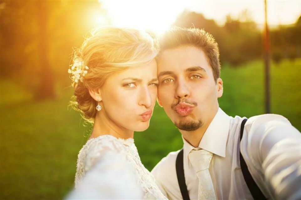 Adobe Stock - Photo d'illustration -&nbsp;Même sans photographe professionnel, un mariage peut être immortalisé avec authenticité. Complicité des proches, créativité et tendances collaboratives transforment chaque instant en souvenir inoubliable.