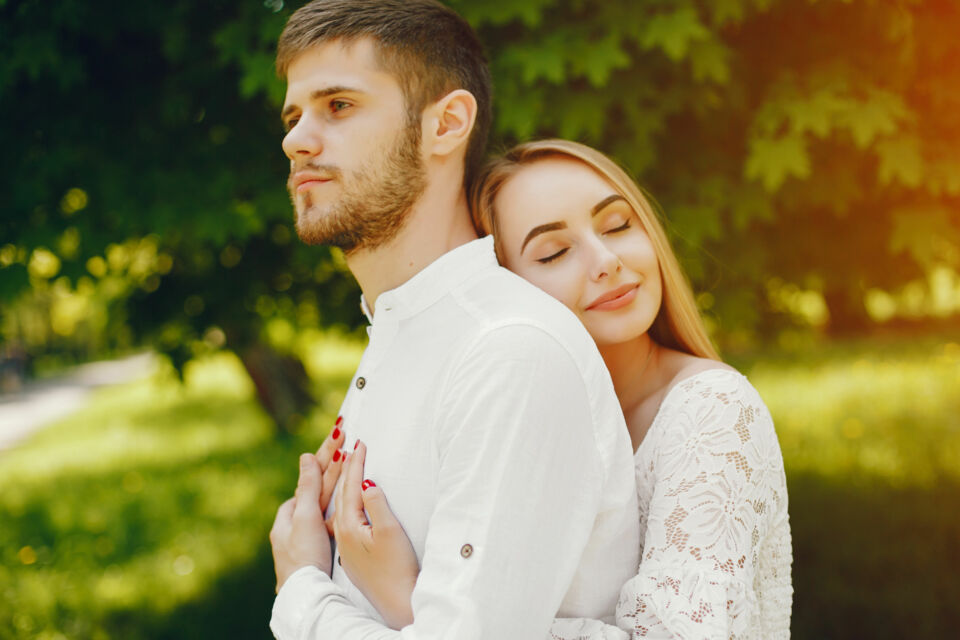 Photo d'illustration - Tendresse et complicité au cœur de la nature : une étreinte douce qui reflète quatre années d’amour solide, scellées dans la lumière des noces de cire, promesse d’un bonheur durable.