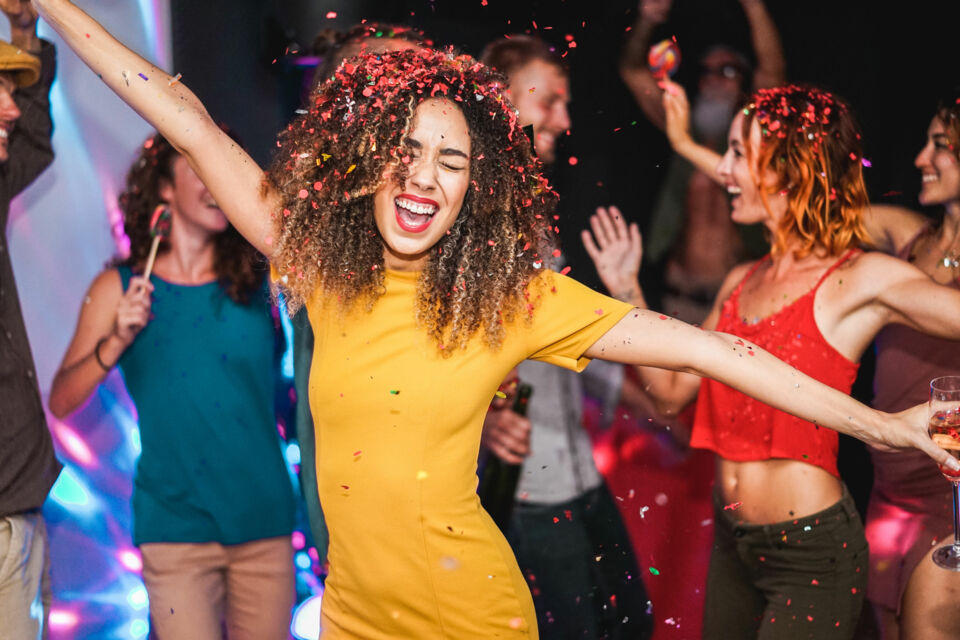 Adobe Stock Photo d’illustration - Des mariages aux open spaces, Jerusalema a transformé le monde entier en piste de danse. Un hymne de joie qui unit toutes les générations.