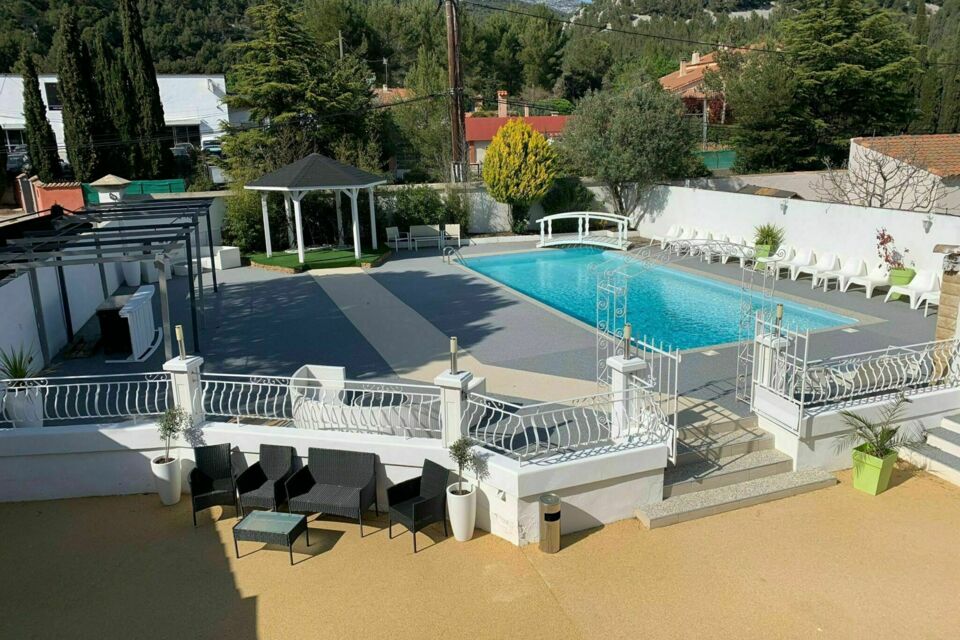 ABC Salles - Droits Réservés - Situé entre mer et collines à Cuges-les-Pins, Le Jardin des Passions est un domaine entièrement rénové, mêlant salle élégante, piscine, gloriette en bois pour des réceptions inoubliables.  