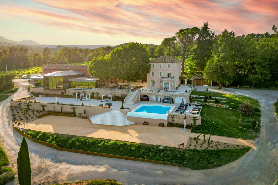 ABC Salles - Droits Réservés - Niché au pied du village de Peypin, le Château de la Roque Forcade est un domaine viticole et oléicole d’exception, où bastide historique, nature préservée et vues sur la Sainte-Baume composent un cadre rare. 