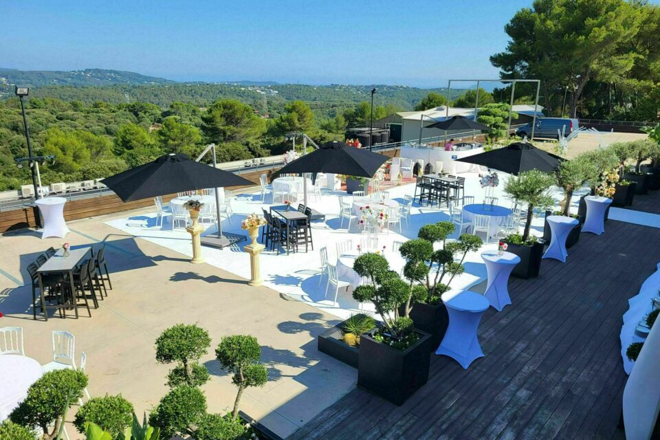 ABC Salles - Droits Réservés - Situé au cœur de Grasse, capitale mondiale du parfum, Le Cube Réceptions offre un cadre contemporain et modulable avec terrasse panoramique sur la baie de Cannes, idéal pour des événements sur mesure. 