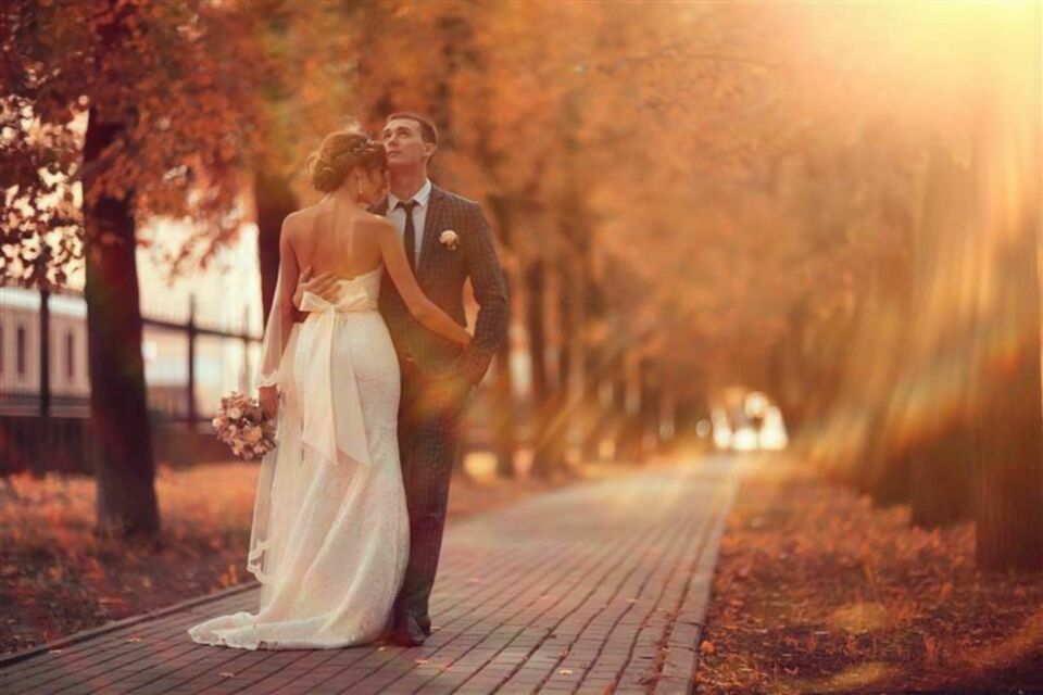 Adobe Stock - Photo d'illustration - Dire “oui” en automne, c’est offrir à son mariage la lumière dorée, les couleurs flamboyantes et l’ambiance chaleureuse d’une saison magique.