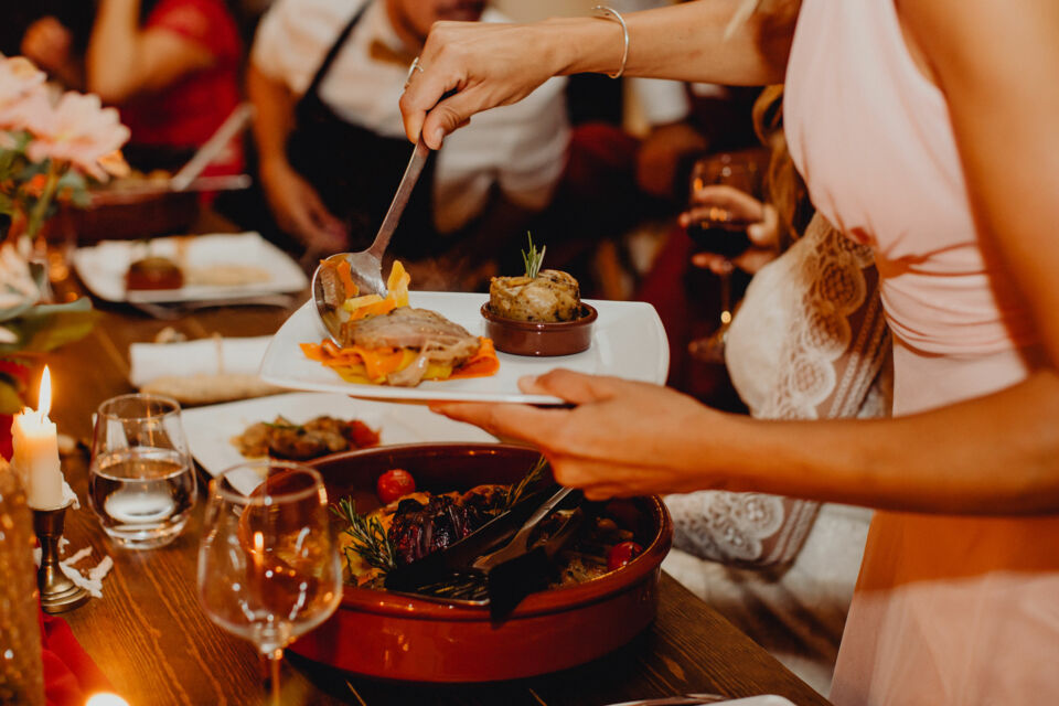 Adobe Stock – Photo d’illustration - Quand chaque plat devient un chapitre et chaque saveur un souvenir, la table se transforme en récit vivant… C’est ça, le storytelling culinaire.