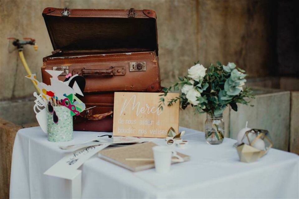 Adobe Stock - Photo d'illustration -&nbsp;Et si votre cagnotte de mariage devenait une vraie animation de fête ? Photobooth avec QR code, clin d’œil du DJ, panneau déco ou carte du monde interactive… De quoi transformer un simple geste en souvenir joyeux et complice