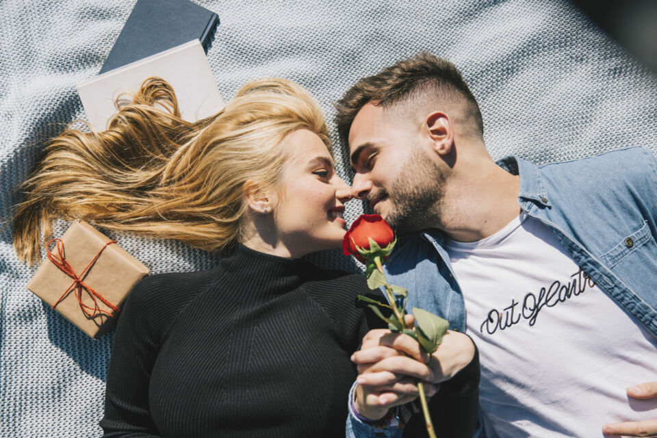 Adobe Stock - Photo d'illustration - Huit ans d’amour, de fidélité et de complicité : vous incarnez la beauté d’un couple qui grandit ensemble, traverse les saisons de la vie et transforme chaque jour en chef-d’œuvre partagé.