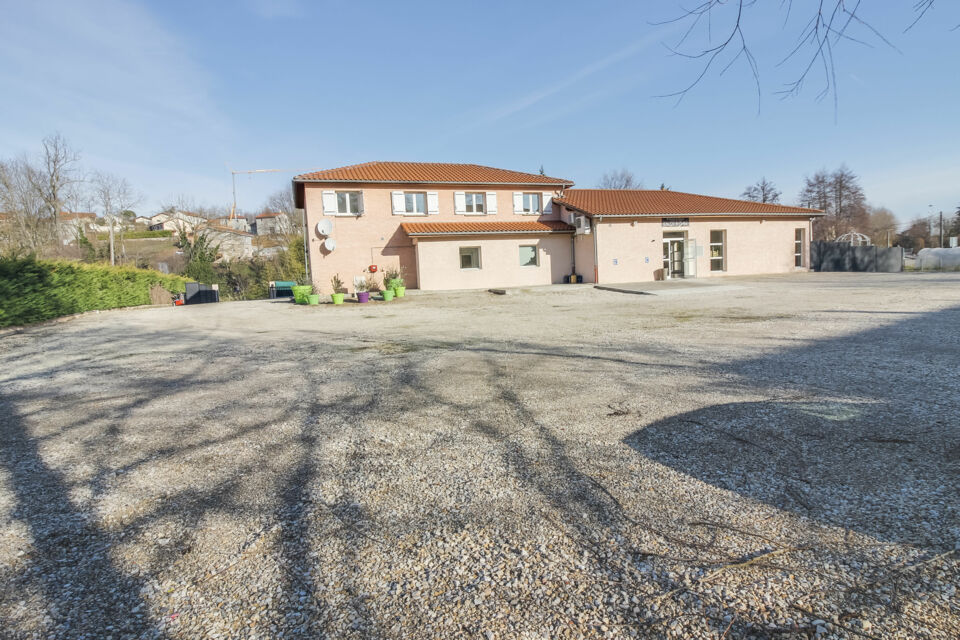 ABC Salles – DR - Entre élégance et authenticité aux portes de Lyon, le Domaine du Ruisseau offre une salle lumineuse, terrasse, chambres confortables et 13 couchages pour vos événements privés ou pro. 
