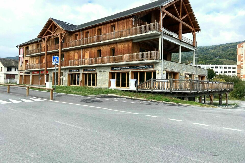 ABC Salles – DR - Entre élégance et confort au cœur de Saint-Jean-de-Maurienne, la Salle de l’Arvan accueille vos mariages, séminaires et fêtes privées avec terrasse, équipements modernes et 40 couchages sur place. 