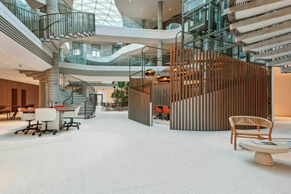 ABC Salles – DR - Dans un immeuble atypique de 12 341 m² au cœur de Techlid, Newton Offices Limonest propose 5 salles modulables, une immense terrasse et des espaces inspirants pour vos événements pro. 