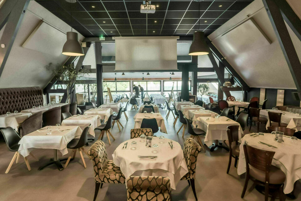 ABC Salles – DR - Dans un écrin de verdure à Limonest, Les Lodges conjuguent élégance et nature avec 1 680 m² d’espaces, piscine, terrasse et cuisine maison pour accueillir jusqu’à 1 000 convives. 