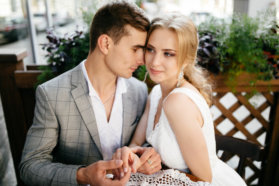 Adobe Stock - Photo d'illustration - Fêter ses noces de faïence avec des mots qui reflètent une union ayant traversé le temps, c’est exprimer un amour façonné par la tendresse, la patience et les souvenirs partagés.