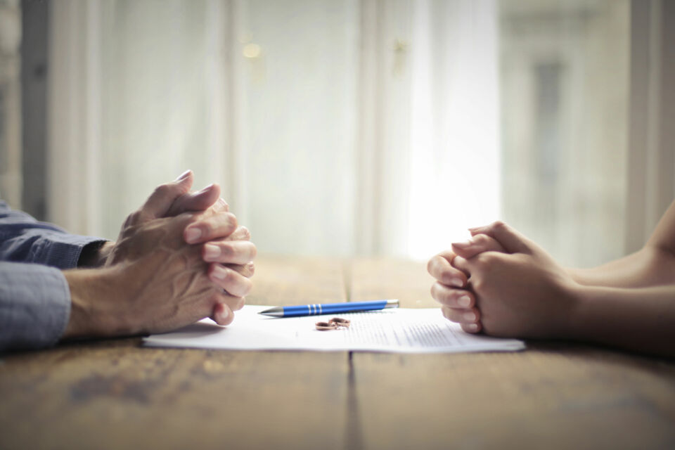 Adobe Stock - Photo d'illustration - Un mariage ne se défait pas toujours par manque d’amour. Jalousie excessive, infidélité ou des conflits financiers — creusent les fissures et poussent au divorce.