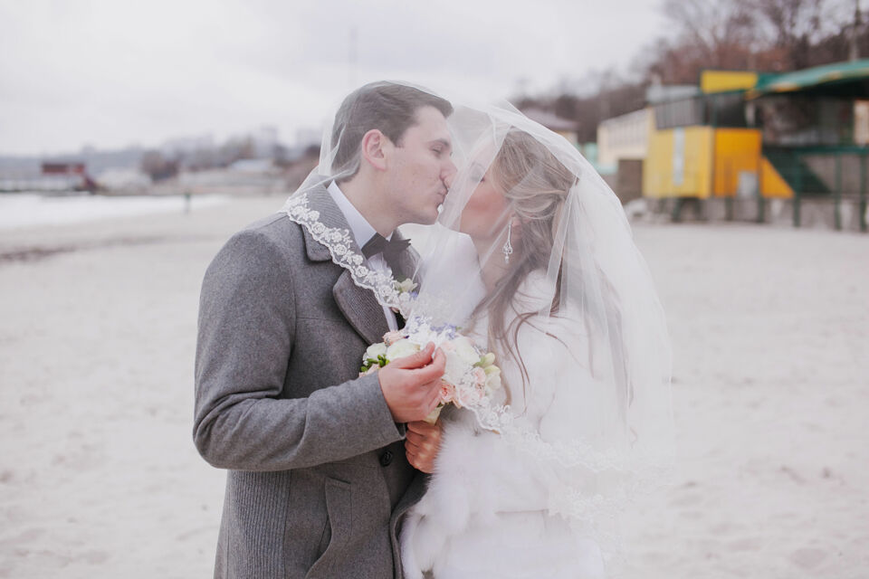 Freepik - Photo d'illustration -&nbsp;Des fjords aux forêts boréales, les mots scandinaves offrent aux vœux de mariage une intensité rare, sobre et éternelle.