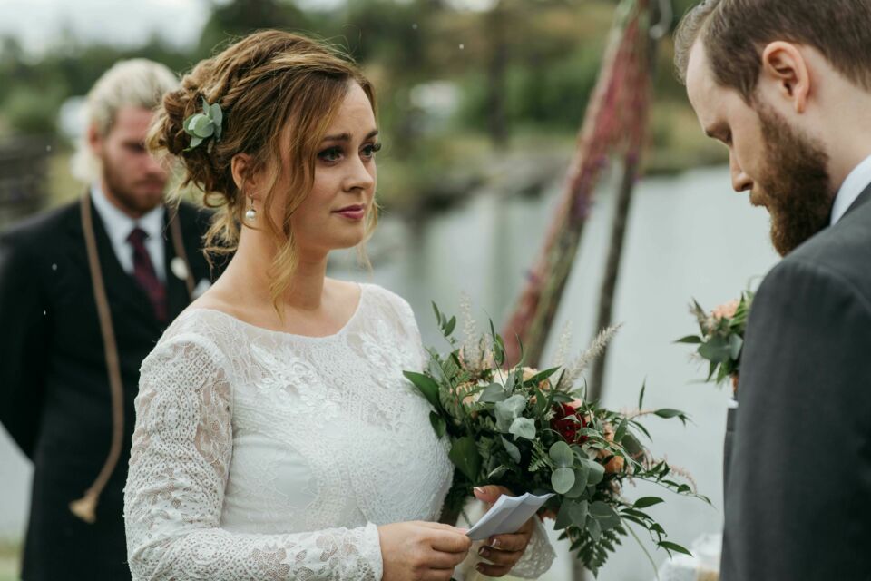 Pexels -&nbsp; Photo d'illustration -&nbsp;L’art du grand écran, miroir des plus belles émotions humaines, peut sublimer vos vœux de mariage en leur offrant la force poétique et symbolique des répliques cultes du cinéma.