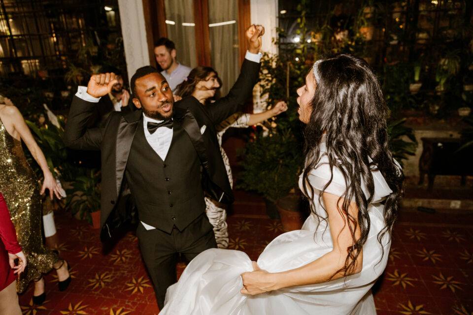 Adobe Stock - Photo d'illustration - Avec son refrain entraînant et sa capacité à fédérer, il reste un choix incontournable pour lancer une soirée et inscrire un mariage dans la mémoire collective.