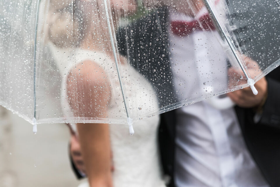Adobe Stock – Photo d’illustration - Quand le ciel s’invite à la fête : certaines destinations transforment un mariage de rêve en pari météo risqué. 