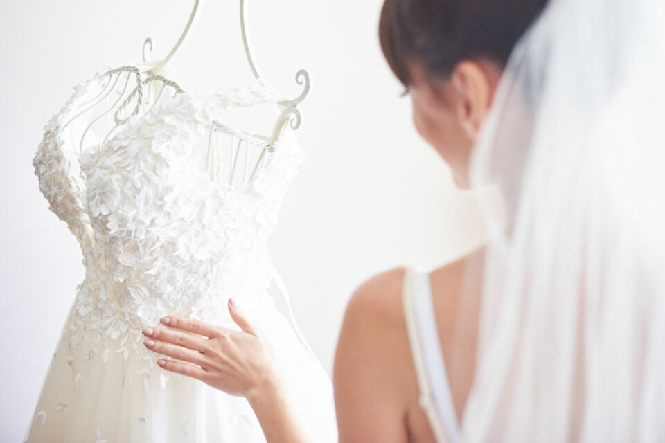 Freepik - Photo d'illustration - Un rituel, une superstition, un instant suspendu : la robe de mariée cachée jusqu’à la cérémonie reste l’un des symboles les plus puissants du mariage.