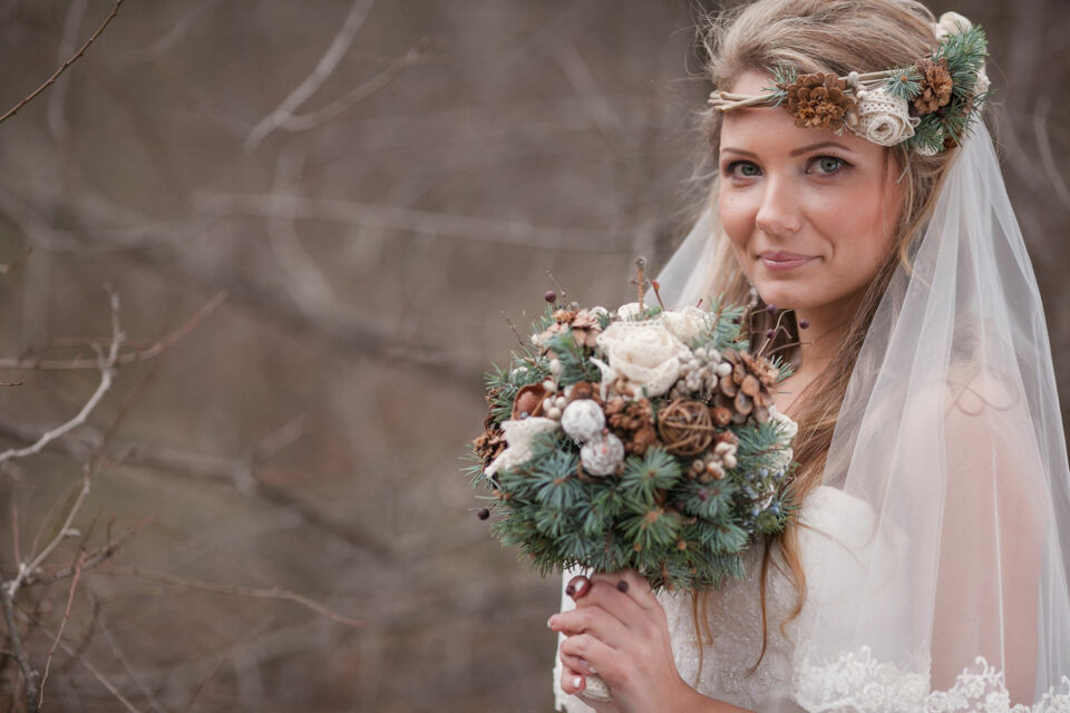 Freepik - Photo d'illustration - Symbole intemporel de pureté et de romantisme, la couronne de fleurs s’invite dans les mariages d’hier et d’aujourd’hui, entre tradition et tendance bohème.