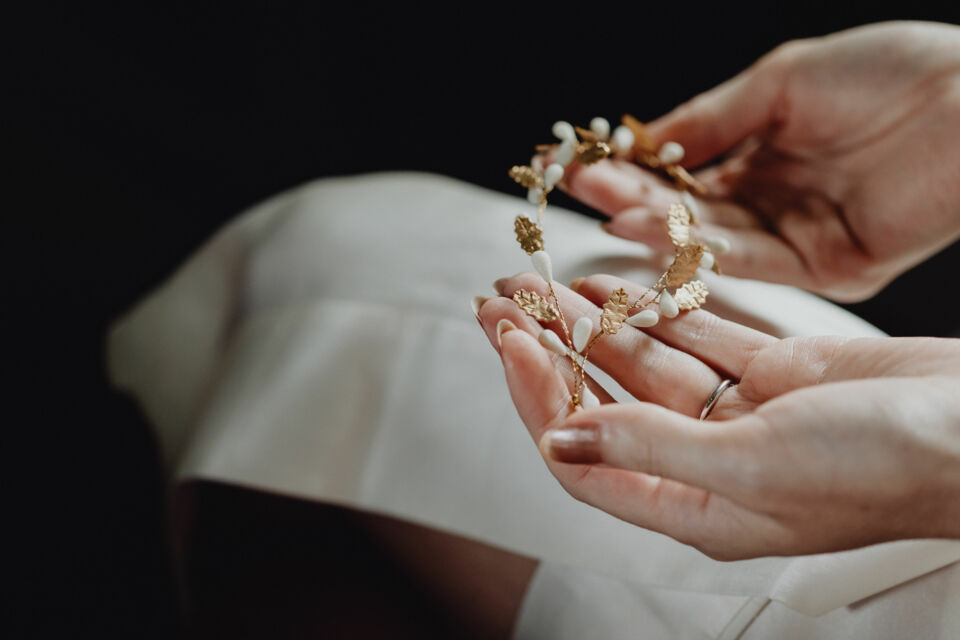 Adobe Stock&nbsp; -&nbsp; Photo d'illustration -&nbsp;&nbsp;Évoquant pureté et foi, les fleurs de cire couronnaient les mariées françaises du XIXe siècle, devenant des reliques familiales chargées de mémoire, de tradition et d’élégance intemporelle.
