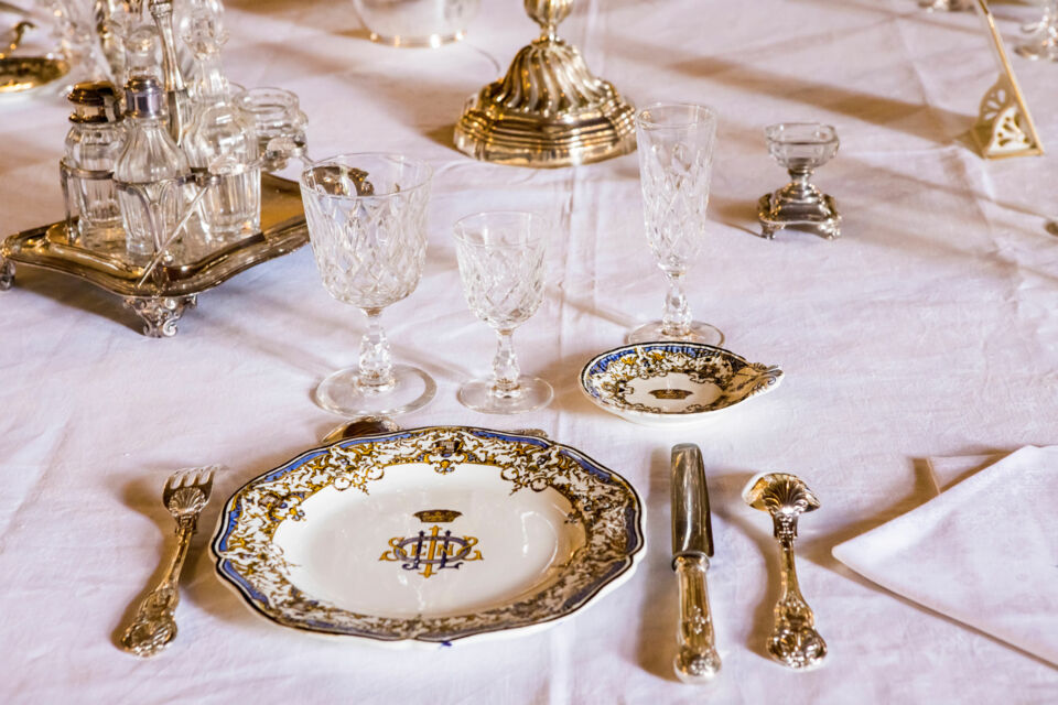 Pexels - photo d'illustration -&nbsp;&nbsp;Écrin délicat des unions, la porcelaine de mariage relie l’héritage des familles aux élans contemporains, symbole intemporel d’élégance et de transmission au cœur des célébrations.