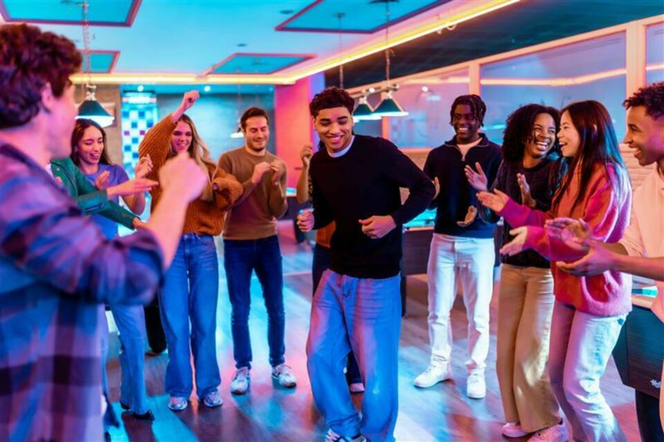 AdobeStock Photo d'illustration : Avec son refrain lumineux et sa mélodie contagieuse, Happy de Pharrell Williams est devenu bien plus qu’un succès commercial : c’est une bande-son du bonheur partagé