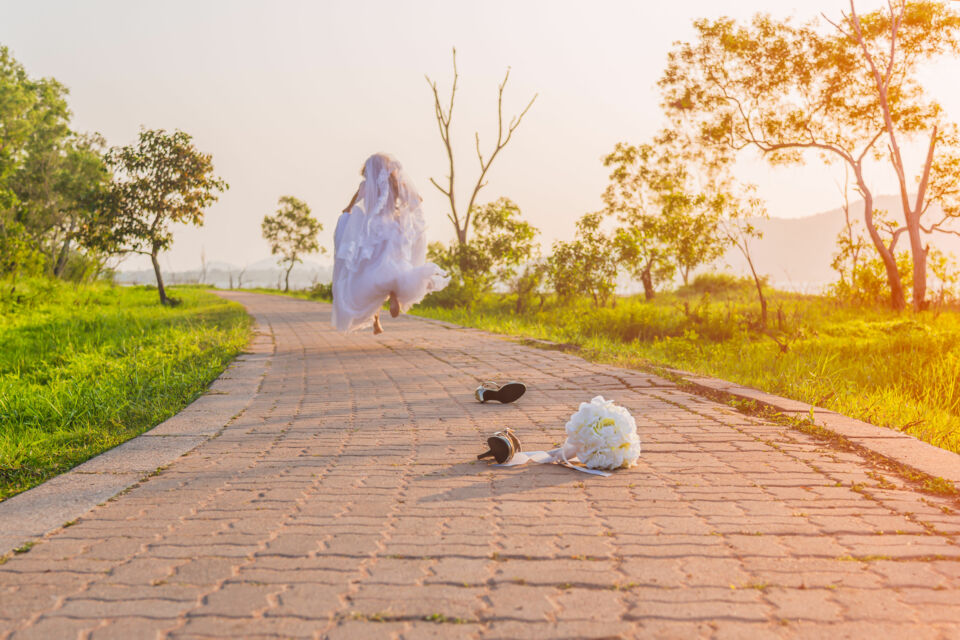 Adobe Stock – Photo d’illustration - Annuler avant l’autel, c’est parfois sauver l’amour de l’usure : le vrai courage, c’est de choisir la vérité plutôt que la photo parfaite. 
