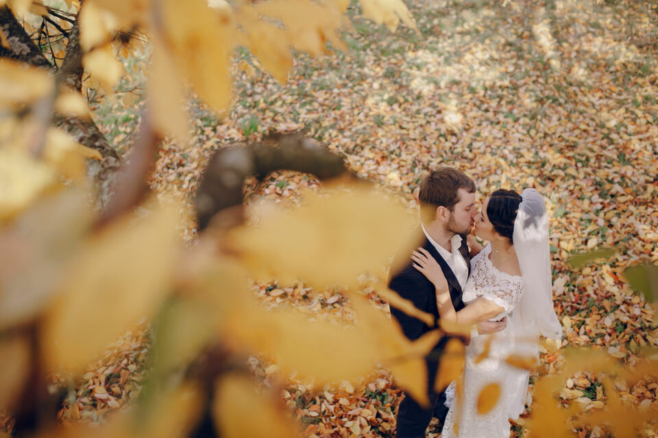 Freepik -  Photo d'illustration -  Un mariage automnal infusé de la tendance pumpkin spice, c’est l’alliance chaleureuse entre les teintes cuivrées de la saison et les parfums gourmands de cannelle, muscade et citrouille, pour une célébration enveloppante, sensorielle et résolument cosy.