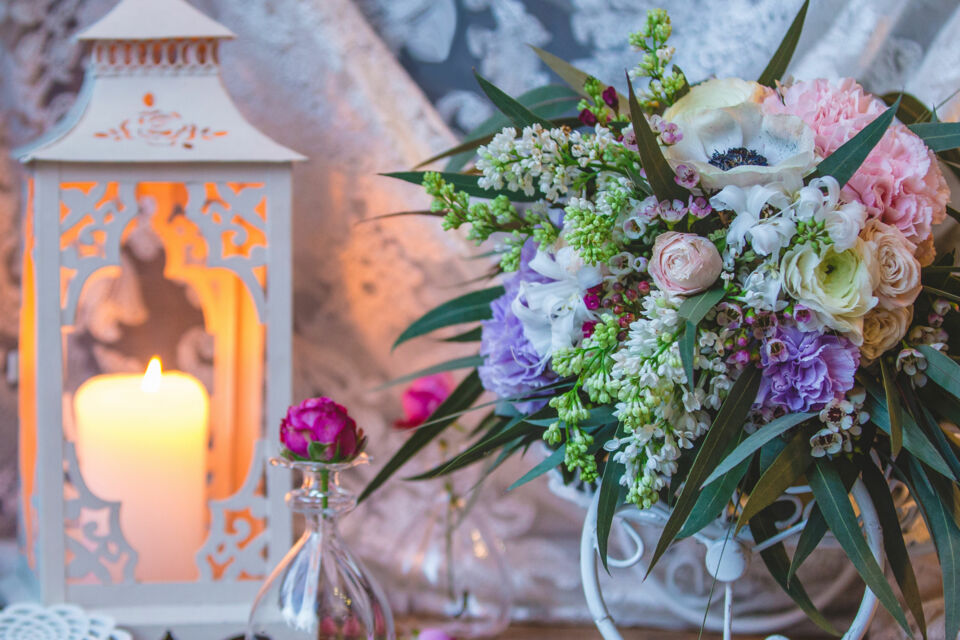 Freepik Photo d'illustration :Intégrer le lilas à votre mariage, c’est bien plus qu’un choix esthétique. C’est une invitation au voyage sensoriel, une façon d’offrir à vos invités un décor où le romantisme rencontre l’esprit vintage.