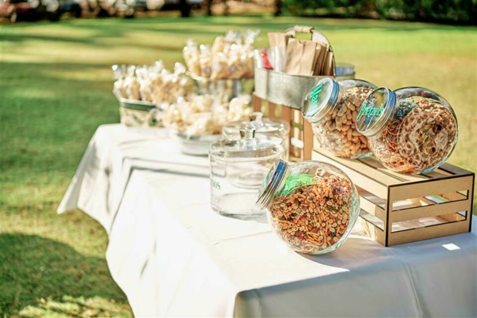 Stock Adobe - Photo d'illustration - Bretzels et kougelhopfs : les mariages alsaciens célèbrent l’amour avec des douceurs gourmandes qui allient tradition, partage et authenticité.