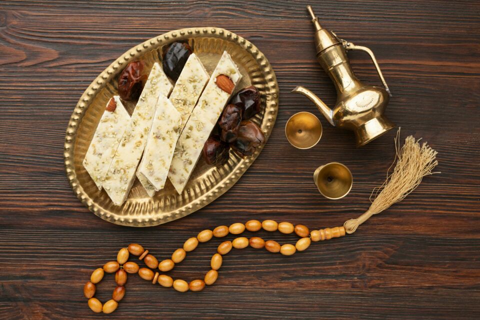 Freepik-&nbsp; Photo d'illustration -&nbsp;Symbole de douceur et de prospérité, le nabat safrané incarne les vœux de bonheur conjugal sur la table du mariage iranien, où chaque élément du sofreh-ye aghd porte une charge rituelle forte.