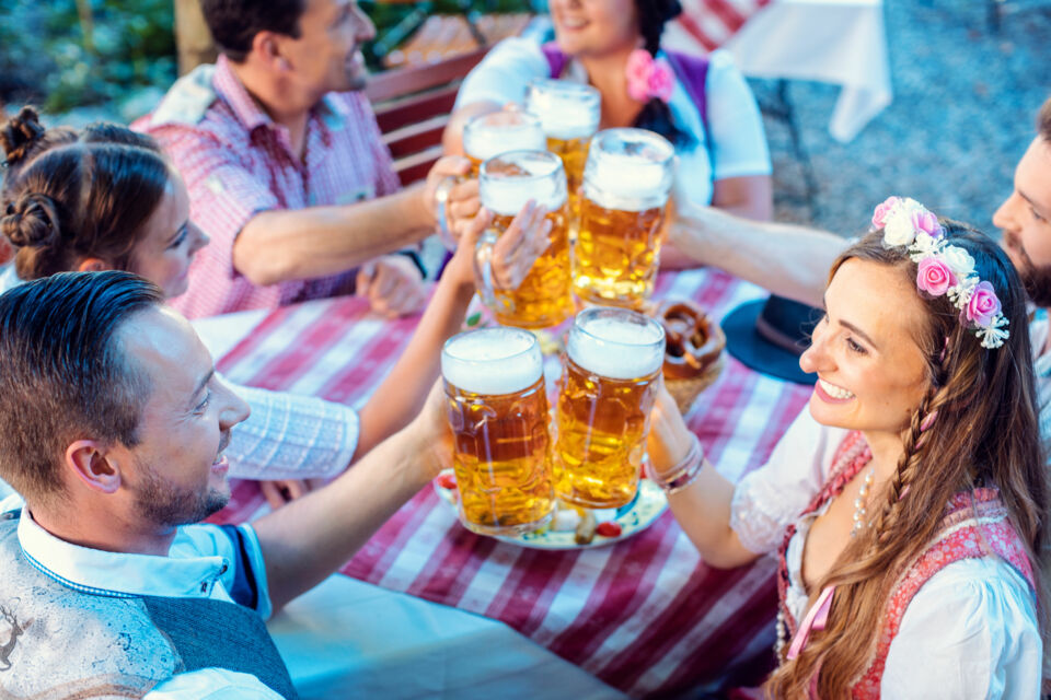 Adobe Stock - Photo d’illustration - La bière s’invite dans nos célébrations comme symbole de partage, transformant chaque événement en moment collectif, festif et chaleureux, entre tradition et modernité.