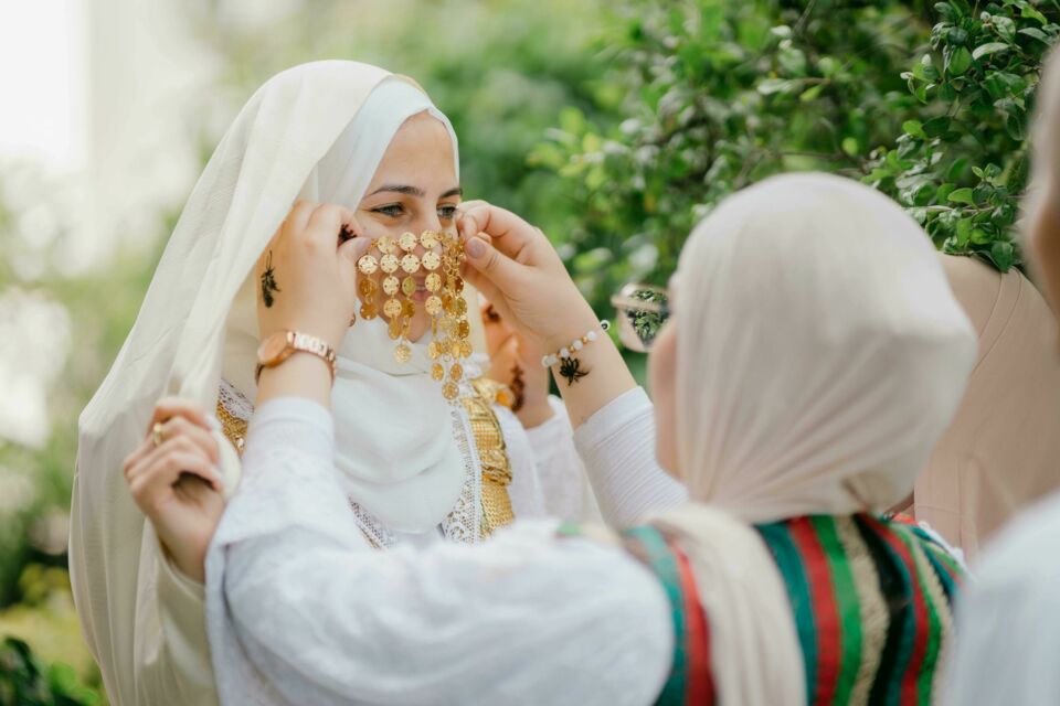 Pexels - Photo d'illustration -&nbsp;&nbsp;El khama est un voile tunisien brodé d’or et de perles, élément essentiel du trousseau de mariage, qui couvre le visage de la mariée lors de rituels nuptiaux pour symboliser pudeur et élégance.