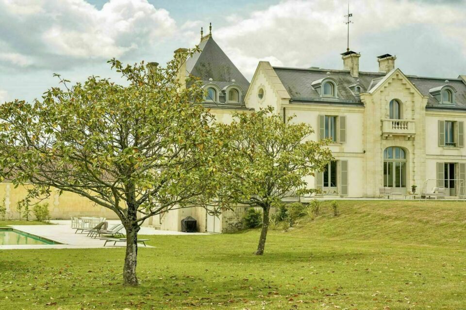 ABC Salles – DR - À Soussans, le Domaine de Fumadelle mêle élégance viticole et charme du XIXe siècle, offrant un cadre confidentiel et poétique pour tous vos événements et réceptions en Gironde.