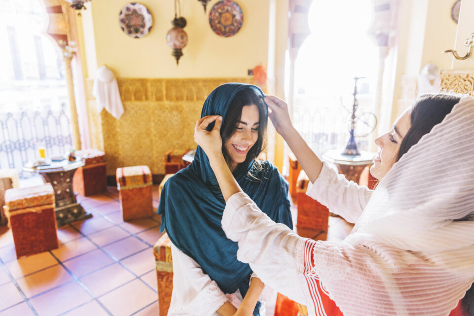 Freepik - Photo d'illustration -&nbsp;&nbsp;La touiza est un rituel d’entraide communautaire où proches, voisins et familles unissent leurs forces pour préparer le mariage, renforçant les liens sociaux dans un esprit de solidarité festive.