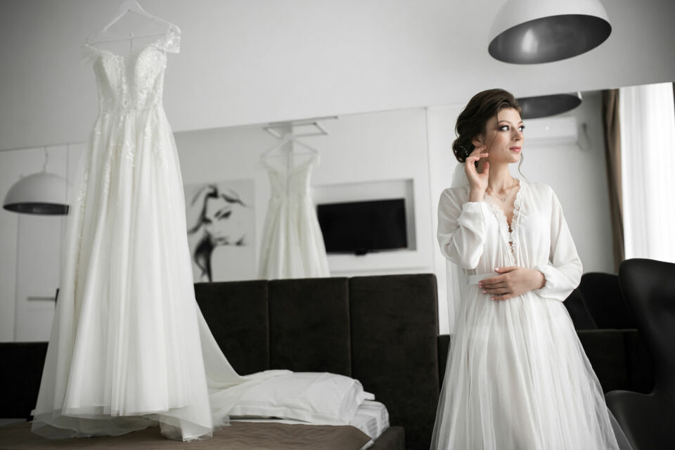 Freepik Photo d'illustration : La robe A-line n’est pas seulement une coupe, c’est une promesse : celle que, le jour du mariage, chaque mariée se sentira pleinement elle-même, rayonnante et sereine.