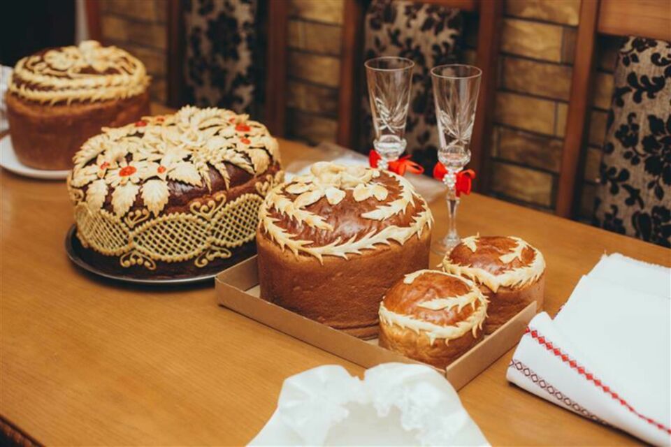 Adobe Stock – Photo d’illustration - Le pain, compagnon universel des repas, est aussi porteur de traditions et de symboles. Partagé, béni ou offert, il raconte des histoires de fête et d’unité.