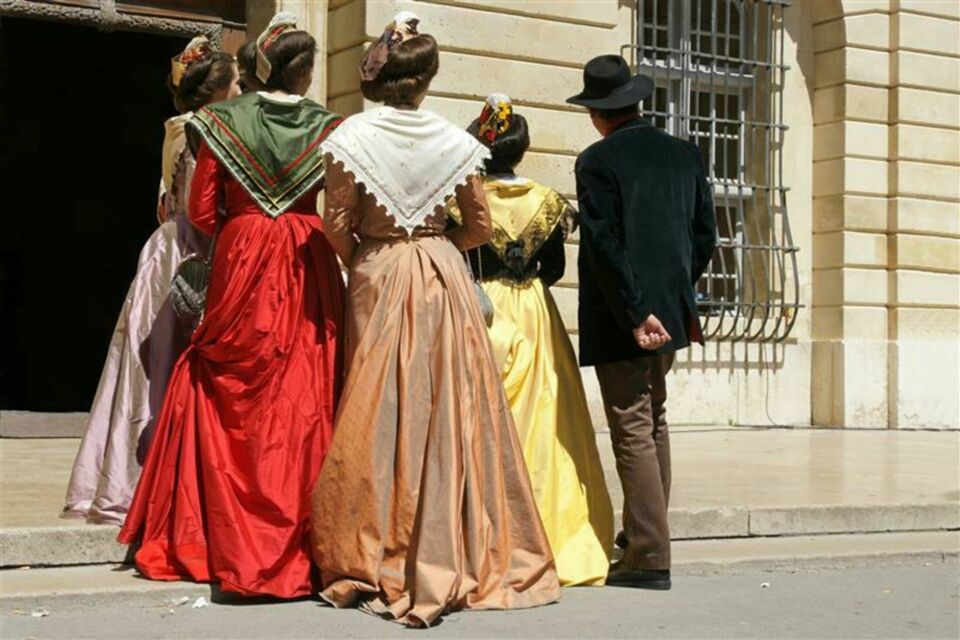 Adobe Stock - Photo d'illustration -&nbsp;Entre fleurs d’oranger, chevaux camarguais et robe d’Arlésienne, le mariage en pays d’Arles célèbre l’élégance provençale et l’authenticité des traditions