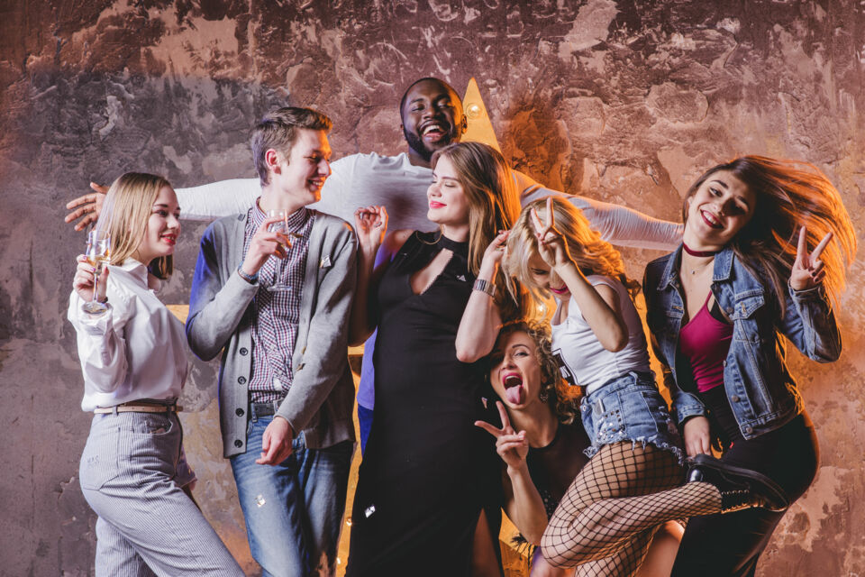 Freepik - Photo d'illustration - Il y a des morceaux qui collent à la peau, qui traversent les décennies et que l’on retrouve à chaque moment de fête comme un rituel immuable. Born to Be Alive, signé Patrick Hernandez, en fait partie.