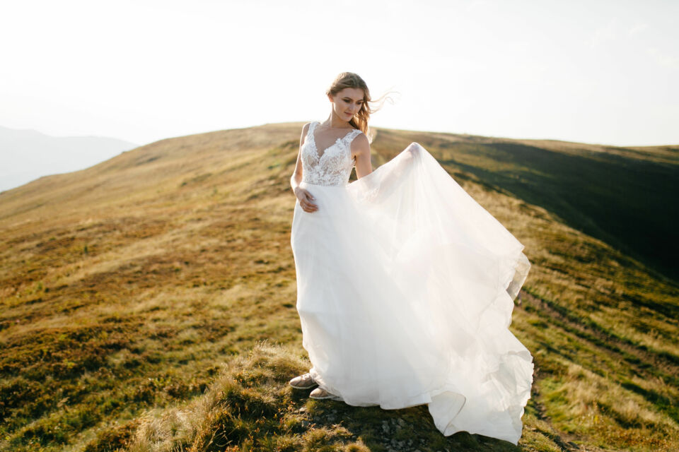 Freepik - Photo d'illustration - La Basque Wedding Dress, par son équilibre entre structure et émotion, s’impose comme le symbole d’une féminité assumée, élégante et libre.