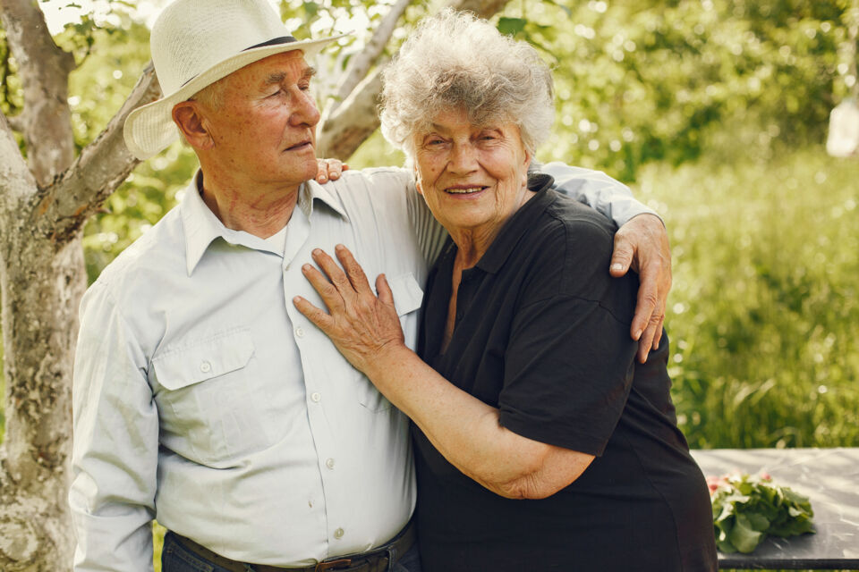 Freepik - Photo d'illustration - Les noces de titane célèbrent 60 ans d’union : une alliance rare, solide et précieuse, forgée dans la durée, résistante à tout, comme le métal qui leur donne leur nom. Un amour inoxydable.