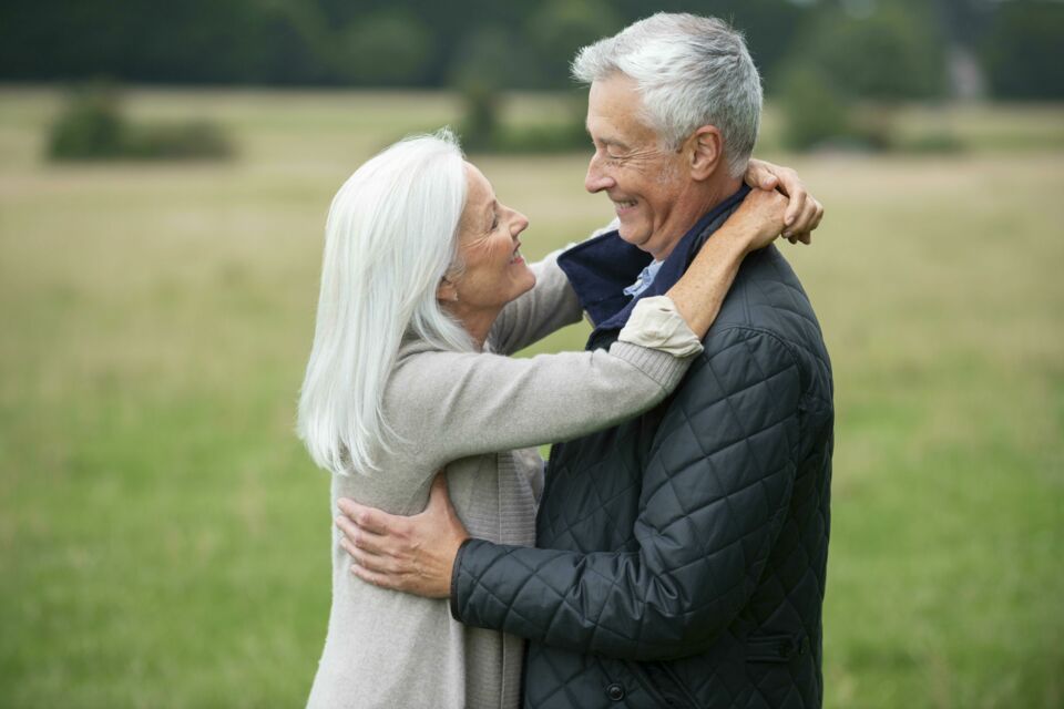 Freepik - Photo d'illustration - Les mots offerts pour 67 ans d’amour sont des trésors : ils tissent la mémoire, honorent la tendresse, et font scintiller les noces de chinchilla d’une douceur rare et précieuse.