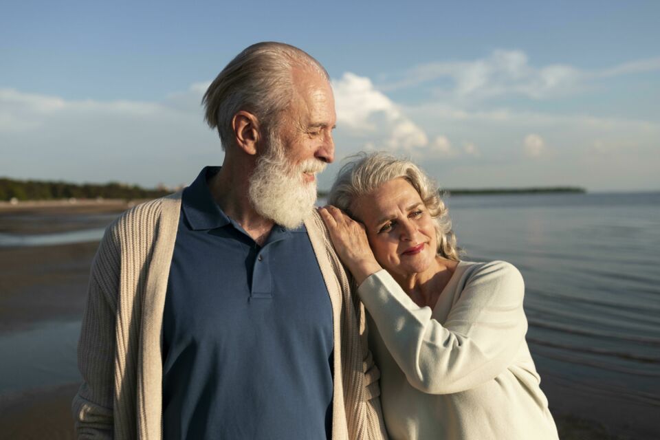Freepik - Photo d'illustration -&nbsp;&nbsp;Les noces de palissandre célèbrent 65 ans d’union patinée par le temps : un amour rare, poli par les années, que les mots choisis viennent sublimer avec noblesse, tendresse et fidélité