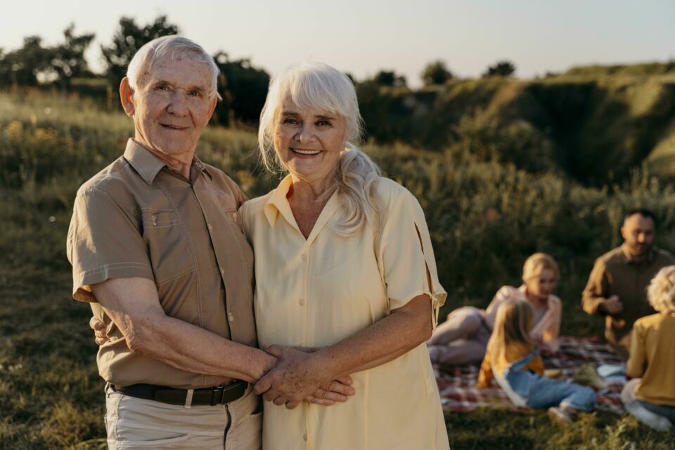 Freepik - Photo d'illustration - Célébrer 61 ans de mariage, c’est honorer une vie tissée de souvenirs, de défis surmontés et d’amour fidèle, un diamant rare qui brille d’une lumière forgée par le temps et la tendresse partagée.
