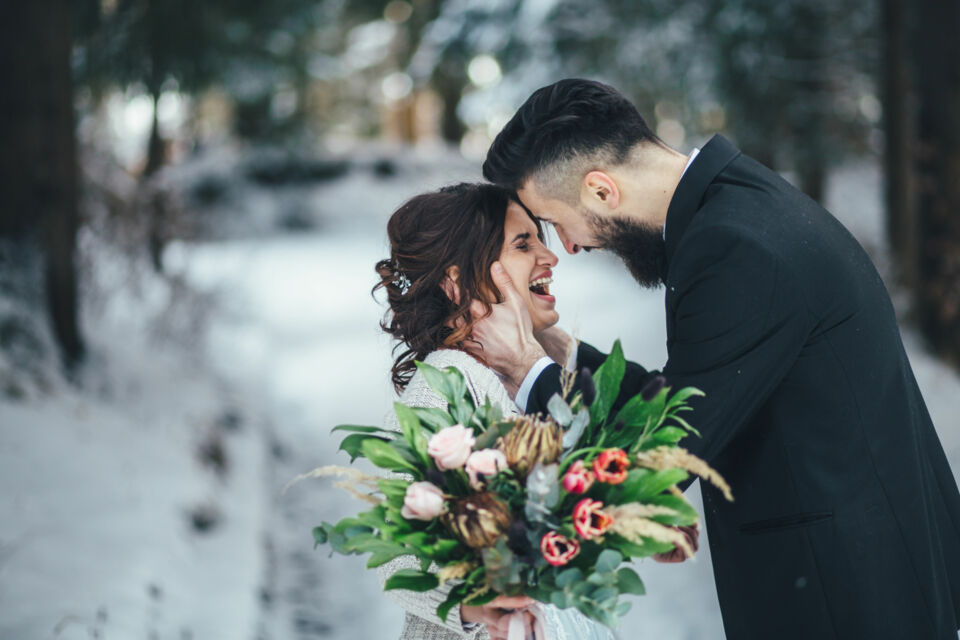 Freepik - Photo d'illustration - La musique d’un mariage de Noël ne se choisit pas seulement pour sa beauté, mais pour son pouvoir évocateur.