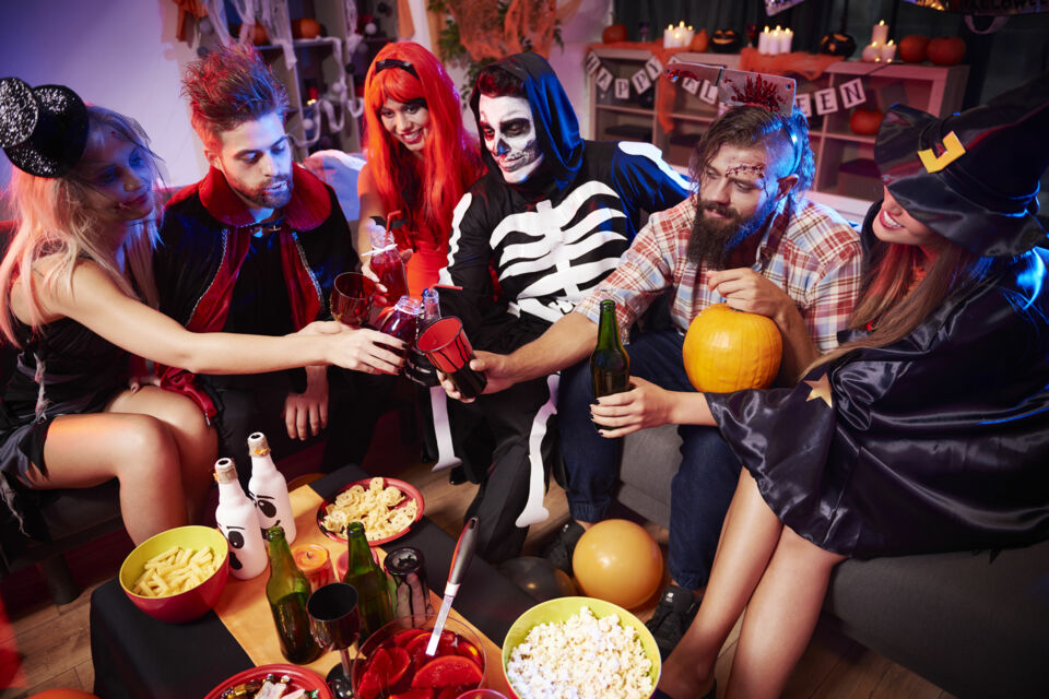 Freepik - Photo d'illustration - Organiser une Friendsgiving Party inspirée d’Halloween dans une salle de réception est une manière originale de célébrer l’amitié et la saison.