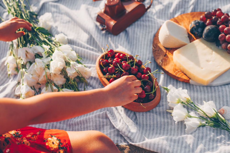Freepik – Photo d’illustration : plaid en laine, pommes, coings et boissons chaudes… Pas besoin d’un grand budget pour un pique-nique d’automne esthétique : misez sur la cohérence des matières et des tons chauds.