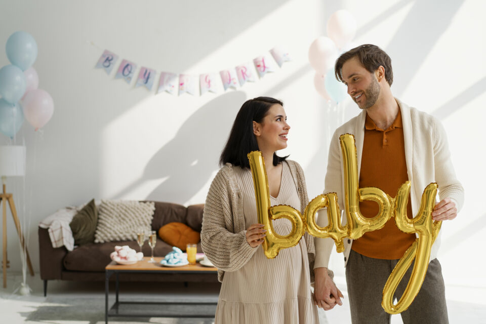 Freepik - Photo d'illustration - You Are the Reason s’est imposée comme une évidence dans les baby showers modernes : une chanson d’amour universelle, sincère et lumineuse, capable de traduire les émotions les plus profondes.