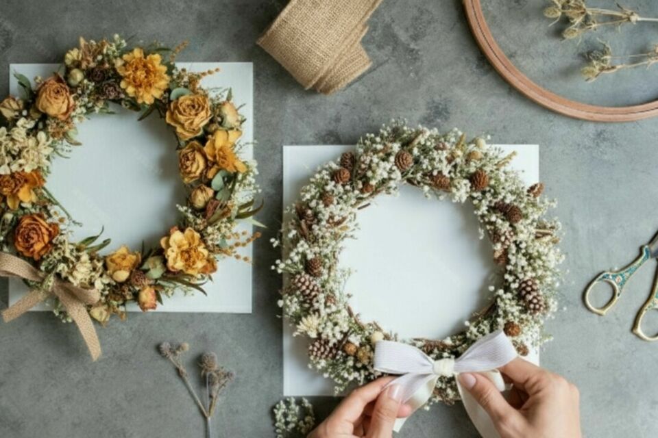 Gemini photo d’illustration - Accessoires poétiques, les couronnes de fleurs subliment les instants précieux — mariage, EVJF, baptême ou anniversaire — par leur délicatesse artisanale et leur pouvoir d’émotion, à condition de maîtriser quelques gestes clés. 